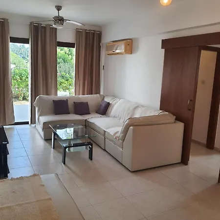 Nice Holiday Apartment דירה Paphos